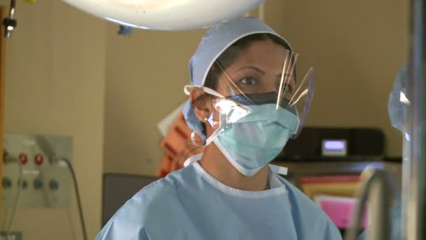 Cirurgiões que realizam tarefas médicas — Vídeo de Stock