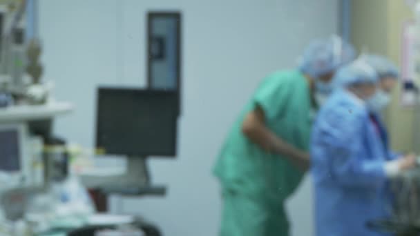 Chirurgen bereiten sich auf Operation vor — Stockvideo