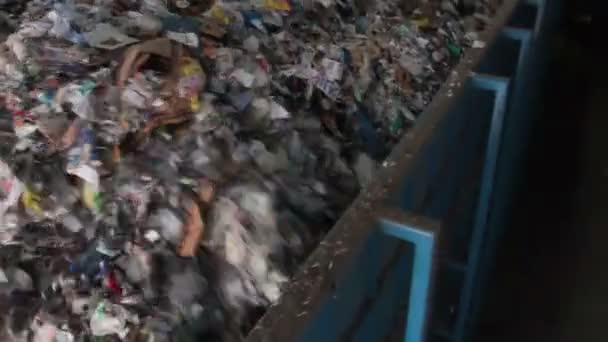 Prullenbak in een Dumpster wachten om te worden gerecycled — Stockvideo