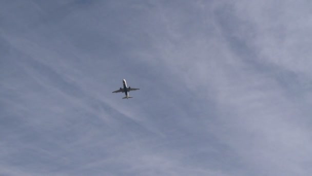 Avión que desciende de las nubes — Vídeo de stock
