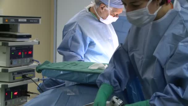 Sebészek, orvosi művelet végrehajtása — Stock videók