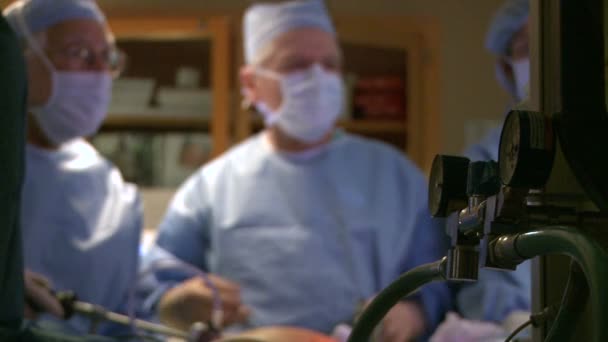 Chirurgický tým provádějící laparoskopický — Stock video