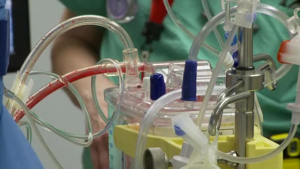 Belsejében egy tipikus Kórház sebészeti műtő views — Stock videók