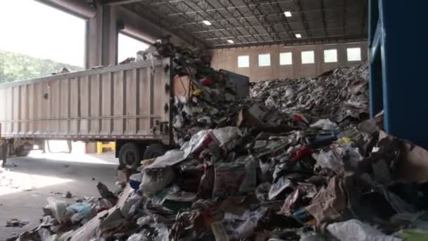 Náklaďák vypíše koš recyklace — Stock video