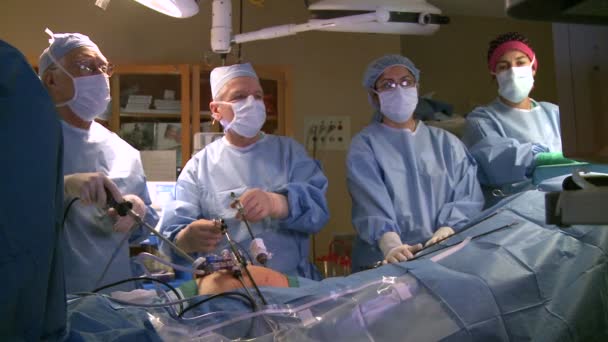 Equipe cirúrgica realizando procedimento laparoscópico — Vídeo de Stock