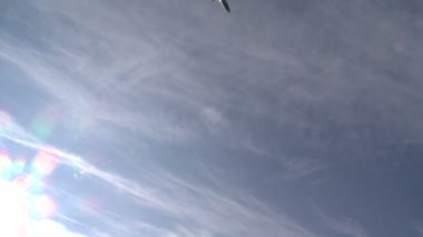 Bulutlar azalan uçak