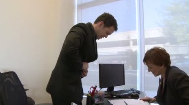 Genç erkek profesyonel iş görüşmesine