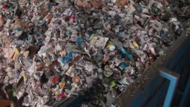 Bir çöp bidonuna bekleyen çöpe geri dönüştürülmüş
