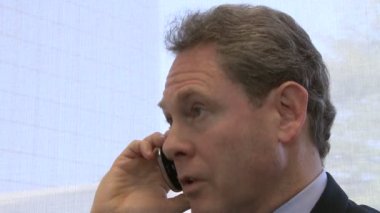 Telefon görüşmesi Office üzerinde işadamı