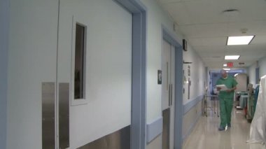 Doktorlar bir hastane koridorunda yolları çapraz