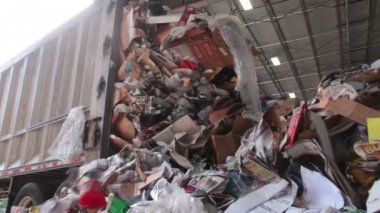 Yarı kamyon bırakarak çöp