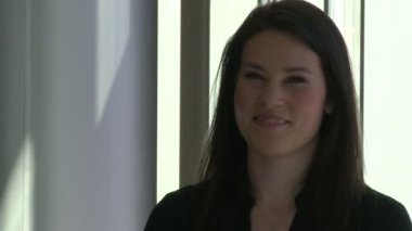 Kameraya bakarak iş elbiseli işkadını