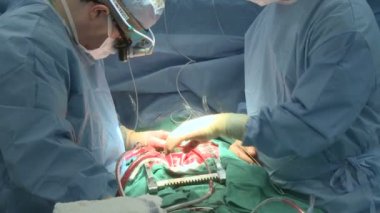 Cerrahlar monitör bypass kalp hastaya