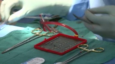 Ameliyat teknik malzemeleri ile çalışır