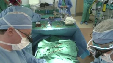 Ameliyat ekibi ameliyat odasında çalışma