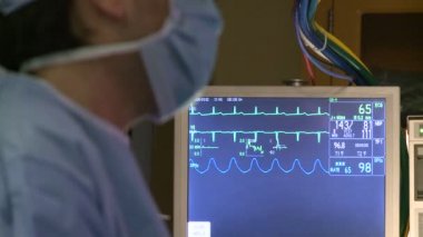 Cerrahlar hastanede tıbbi bir operasyonu