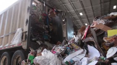 Yarı kamyon bırakarak çöp