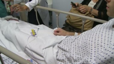 Doktor ile hasta danışır