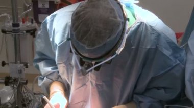 Bir doktor ameliyat sırasında elektrokoter kullanarak aşağı kaydırmak