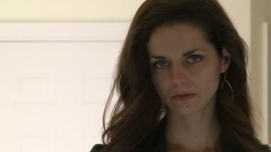 işkadını yüzünde ciddi bir ifade ile