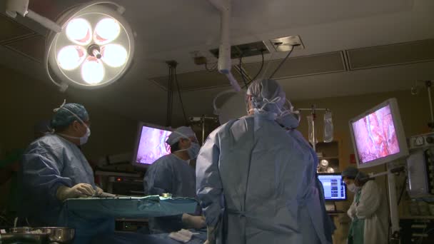 Cirujanos realizando una operación médica — Vídeo de stock