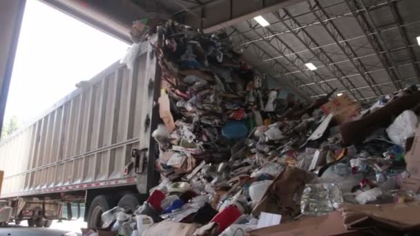 Um caminhão despeja lixo para ser reciclado — Vídeo de Stock