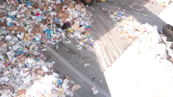 Передний погрузчик перемещает мусор в центре переработки отходов (2 из 9 ) — стоковое видео