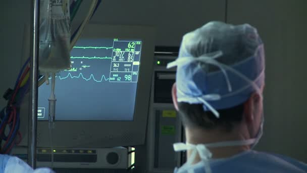 Chirurgen het uitvoeren van een operatie — Stockvideo