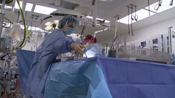 Sala de cirurgia com cirurgia em andamento — Vídeo de Stock