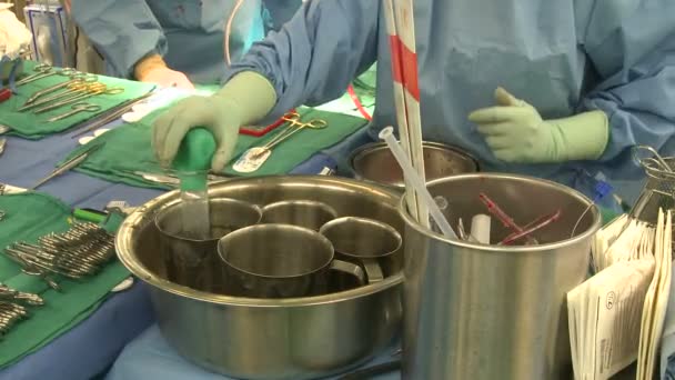 Χειρουργική τεχνικός λειτουργεί με προμήθειες — Αρχείο Βίντεο
