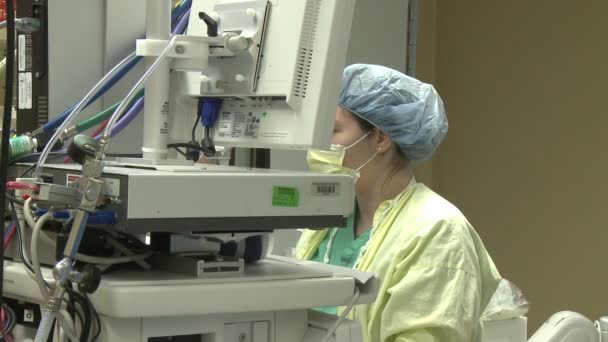 Хирург выполняет хирургические операции — стоковое видео
