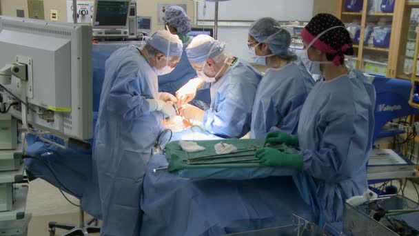 Surgeons performing a medical operation — Stock Video