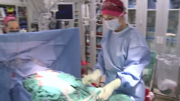 Equipe médica se prepara para iniciar a cirurgia — Vídeo de Stock