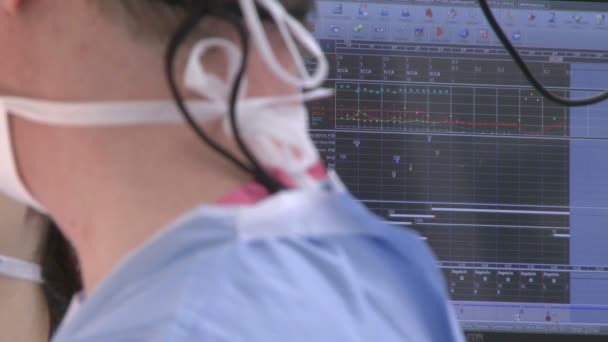 Técnico cirúrgico na frente do monitor de computador — Vídeo de Stock