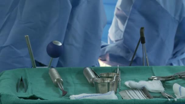 Cirurgiões realizam a operação — Vídeo de Stock