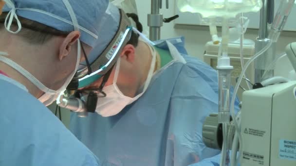 Врачи во время операции — стоковое видео