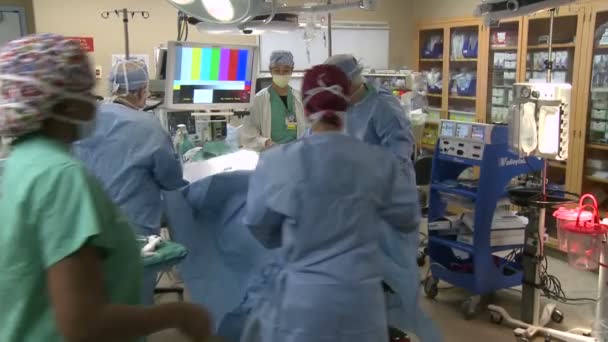 Team of surgeons performing surgery — Stock Video