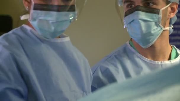 Chirurgiens effectuant une chirurgie laparoscopique — Video