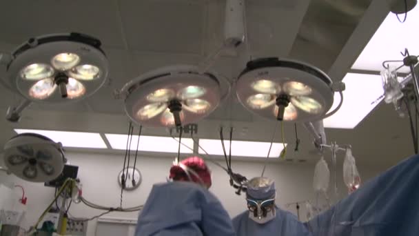 Equipo médico durante la cirugía — Vídeo de stock