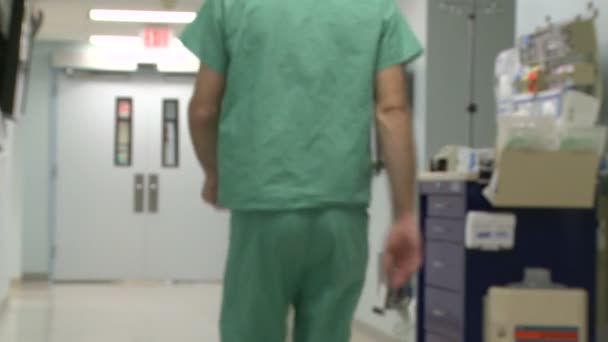 医院工作人员检查信息板 — 图库视频影像
