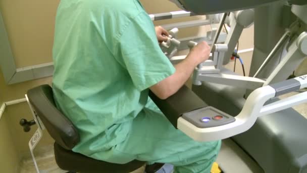 A munka egy robot sebészeti egységen belül nézet — Stock videók