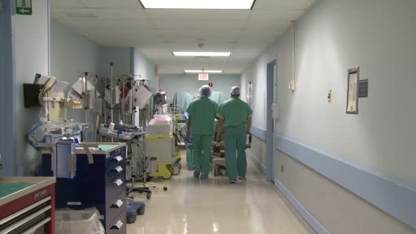 Медицинский персонал везет пациента на операцию — стоковое видео