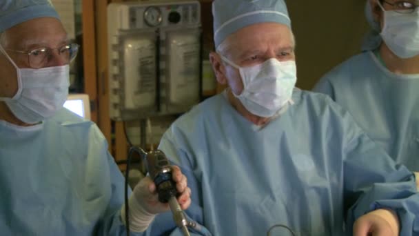 Équipe chirurgicale effectuant une intervention laparoscopique — Video