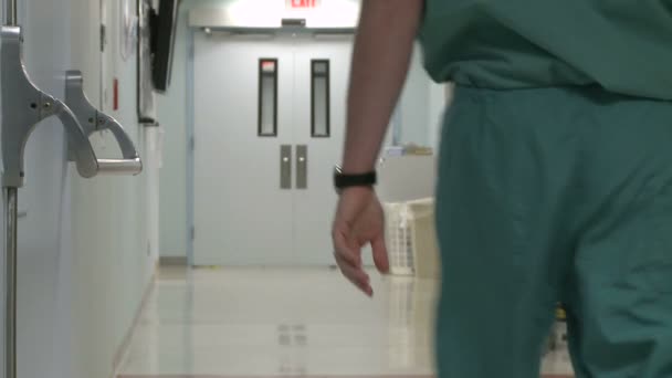 Personale ospedaliero in movimento attraverso corridoio — Video Stock