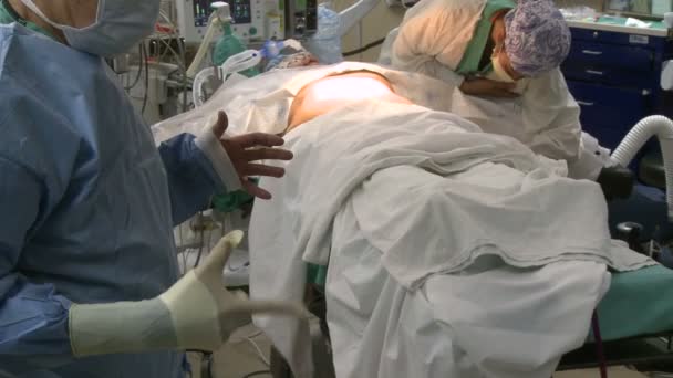 Хирурги завершают операцию — стоковое видео