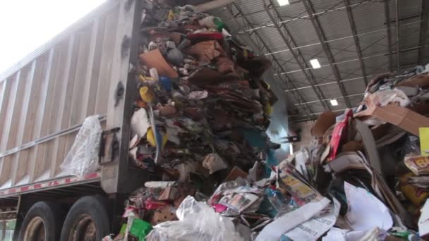 Un camión semi que tira la basura — Vídeos de Stock