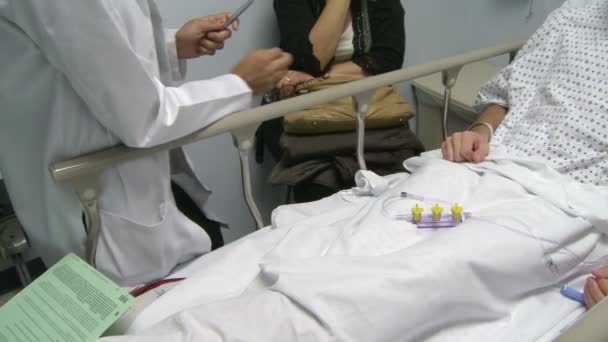 El médico consulta con el paciente — Vídeo de stock