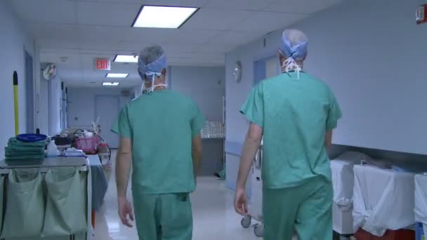 Два врача-мужчины отправляются на операцию — стоковое видео