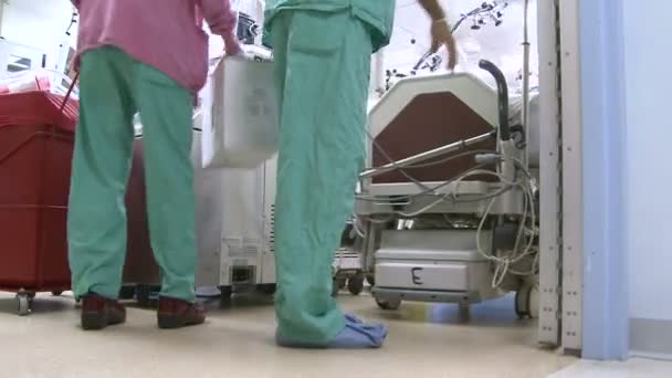 Medicinska teamet transporter patienten för kirurgi — Stockvideo