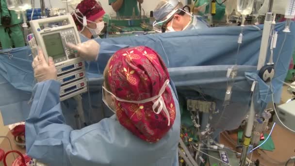 Perawat mengubah pengaturan dalam tetesan IV — Stok Video